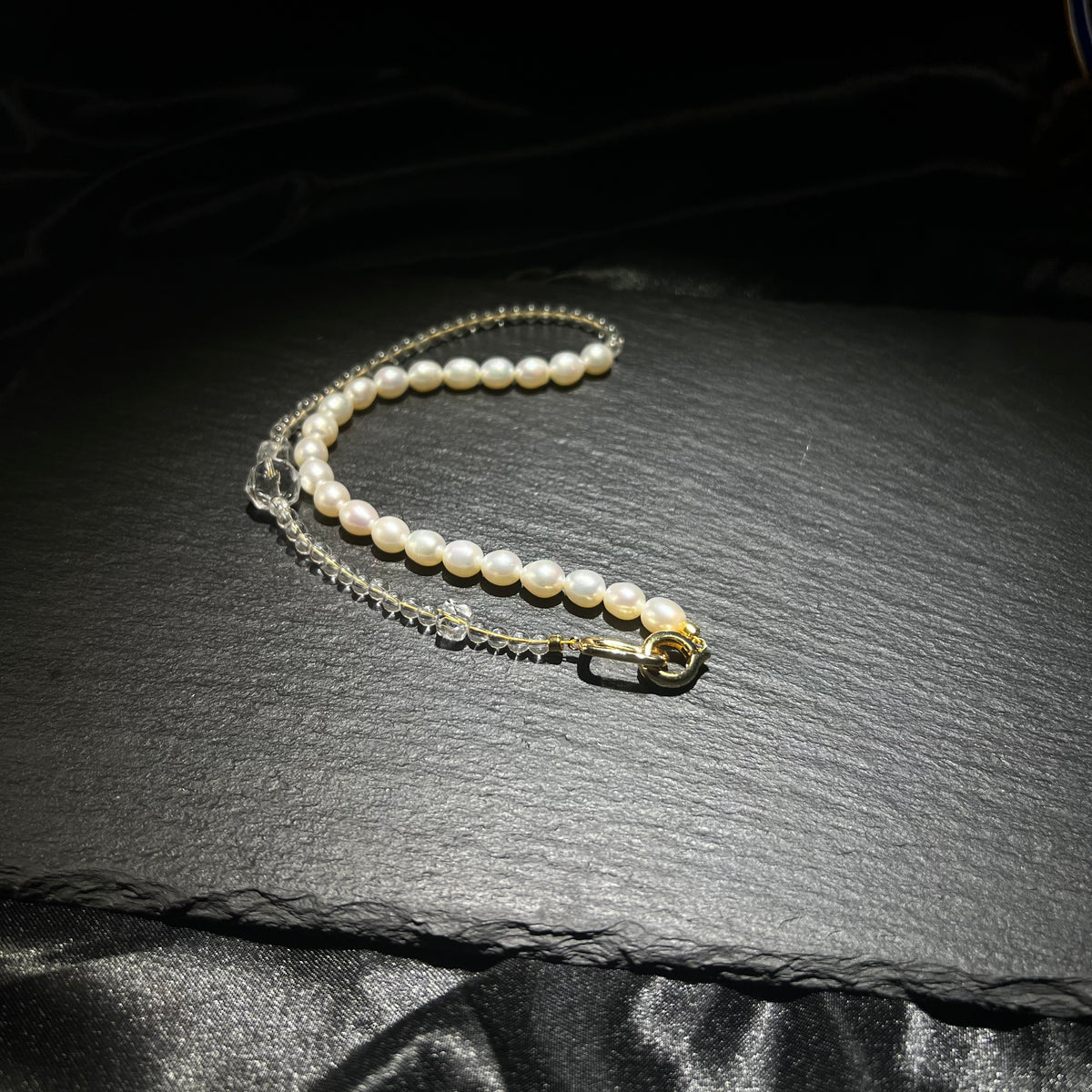 Pearl & White Crystal Necklace – 18K Gold-Plated Clasp