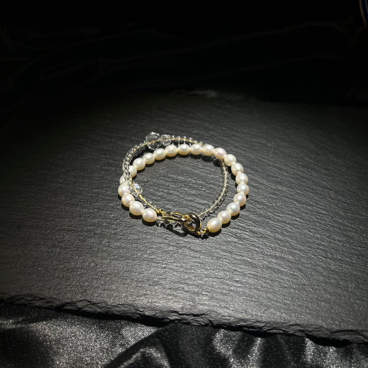 Pearl & White Crystal Necklace – 18K Gold-Plated Clasp