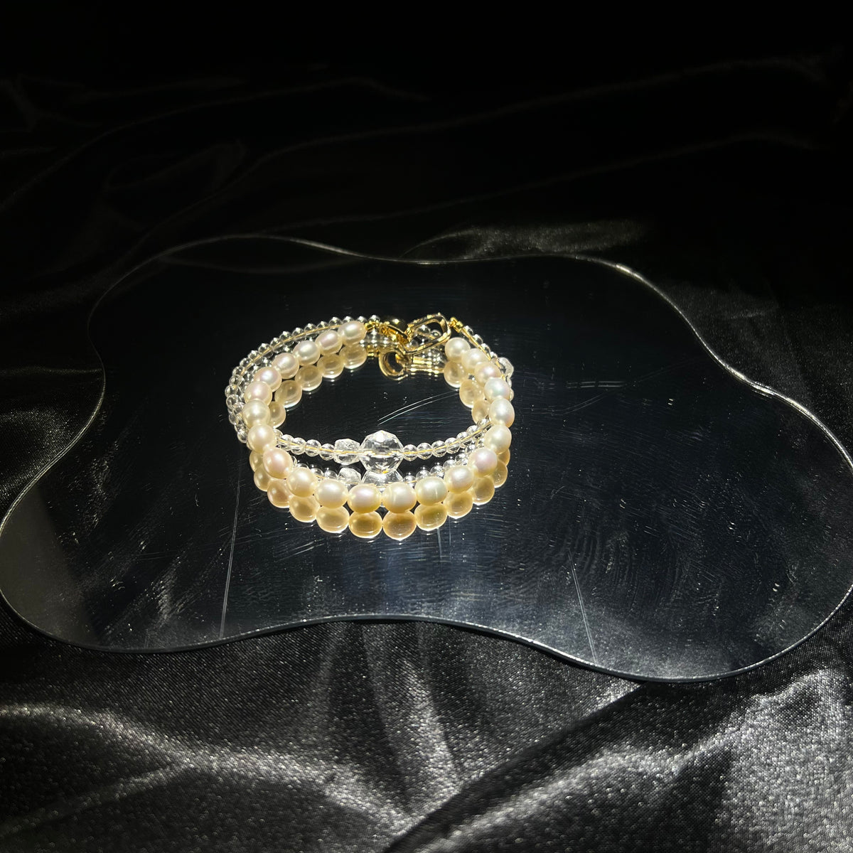 Pearl & White Crystal Necklace – 18K Gold-Plated Clasp