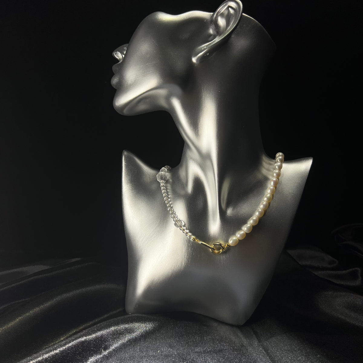 Pearl & White Crystal Necklace – 18K Gold-Plated Clasp